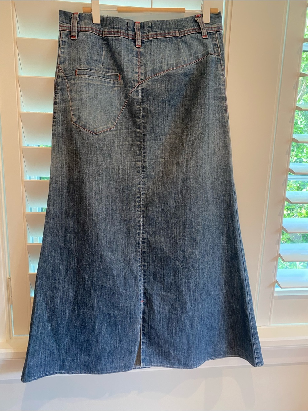 Express denim maxi skirt featuring a classic A-line - Picture 3 of 5